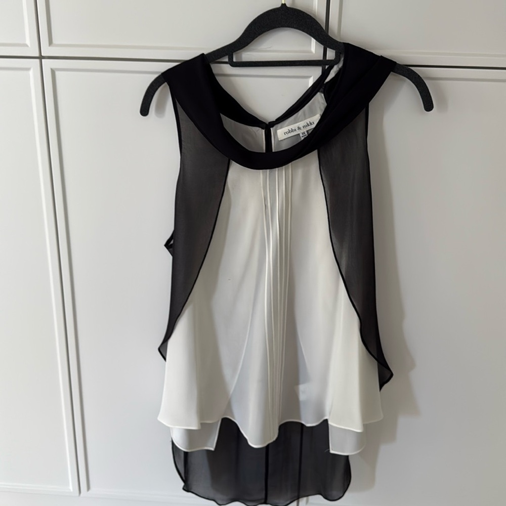 Robbi & Nikki top